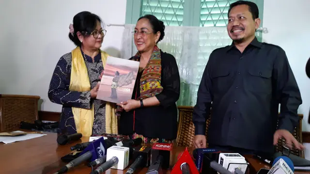 Sukmawati Soekarnoputri memberi klarifikasi terkait puisinya yang kontroversial (Intan Umbari Prihatin/Merdeka.com)