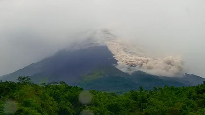 Merapi Menggeliat 21 Desember 2025: Empat Kali Awan Panas Guguran Terpantau