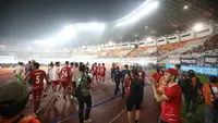 Para pemain Timnas Indonesia bersama pelatih John Herdman dan staf pelatih menghampiri suporter usai laga ketiga Grup A Piala AFF 2026 melawan Vietnam di Stadion Pakansari, Bogor, Senin (3/8/2026) malam WIB. (Kapanlagi.com/Budy Santoso)