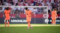 Roony Bardghji dan Jules Kounde bereaksi dalam laga La Liga Spanyol antara Sevilla dan Barcelona di Ramon Sanchez Pizjuan, 5 Oktober 2025. (AP Photo/Jose Breton)