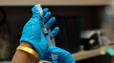 Ilustrasi suntik vaksin campak pada anak (AFP/Johannes Eisele)