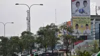 Poster kampanye pasangan Cagub dan Cawagub Jawa Barat TB Hasanuddin-Anton Charliyan terpampang di pinggir jalan kota Bekasi, Minggu (24/6). Masa tenang Pilkada 2018  dimulai pada Minggu (24/6) hingga Selasa (26/6). (Merdeka.com/Iqbal Nugroho)