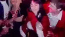 Ulang tahun ke-21 ini digelar begitu meriah. Billie Eilish tampil totalitas untuk merayakannya dalam pesta bertema liburan bertabur bintang di West Hollywood, California, Sabtu malam. Ia memposting beberapa foto dari acara yang menampilkan pacarnya Jesse Rutherford di sisinya sepanjang malam. (Liputan6.com/TikTok/@billieeilish)