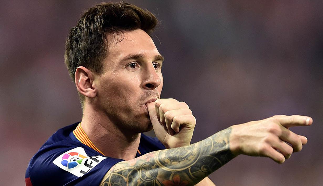Pemain Barcelona, Lionel Messi, merayakan gol dengan meniru anak bayi saat minum susu usai membobol gawang Atletico Madrid pada laga La Liga di Stadion Vicente Calderon, Spanyol, Sabtu (12/9/2015). (AFP/Gerard Julien)