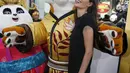 Artis Angelina Jolie saat berpose dengan salah satu  film kartun " Kung Fu Panda 3 " di Hollywood, California, (16/1).  Film ini nantinya kan diputar diseluruh bioskop di AS pada 29 Januari 2016. (REUTERS / Mario Anzuoni)