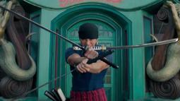 Mackenyu Arata sukses menyita perhatian di live action One Piece. Ia dinilai sangat keren perankan karakter Zoro. Beragam pujian mengalir untuk Mackenyu setelah sukses perankan Zoro. (Liputan6.com/IG/netflix)