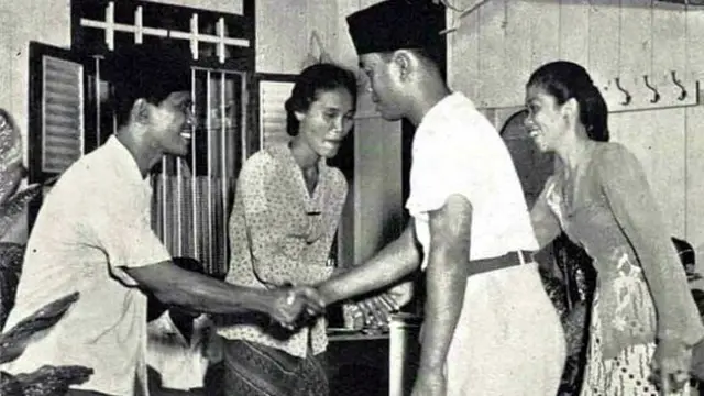 Indonesia tempo dulu sangat terlihat momen kebersamaannya. Belum ada smartphone, anak muda pada zaman tersebut larut dalam kegembiraan Lebaran bersama keluarga.