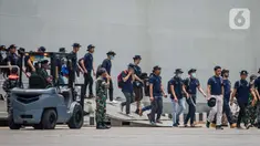 WNI ABK World Dream tiba di di Kolinlamil, Tanjung Priok, Jakarta Utara, Sabtu (14/3/2020). Sebanyak 188 WNI ABK World Dream telah usai jalani masa observasi di Pulau Sebaru, kondisinya sudah sangat baik dan sehat untuk bisa kembali ke rumahnya masing-masing. (Liputan6.com/Faizal Fanani)