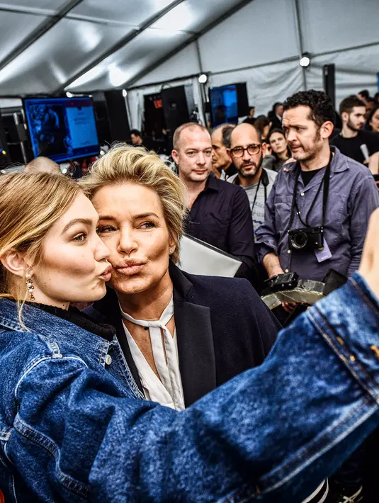 Bakat modeling Gigi berhasil di warisi oleh sang ibunda. Pasalnya, Yolanda Hadid merupakan model fesyen di tahun 80-an dan 90-an. (AFP/Bintang.com)