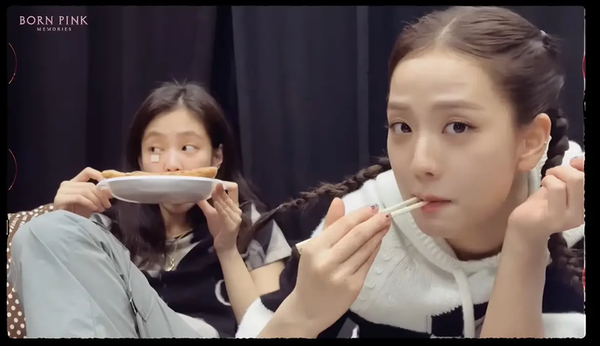 Selanjutnya adalah momen saat Jennie dan Jisoo menikmati waktu bersantai mereka. Keduanya sedang menikmati hidangan yang tersedia. "Aku sudah makan tapi rasanya masih lapar," kata Jisoo. (Foto:YouTube/ BLACKPINK)