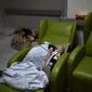 Anak-anak yang berjuang melawan kanker dipindahkan ke ruang bawah tanah pusat onkologi yang digunakan sebagai tempat perlindungan bom, di Kiev, Senin (28/2/2022). Tentara Rusia mengatakan, warga sipil Ukraina dapat meninggalkan ibu kota Kiev dengan bebas. (Aris Messinis / AFP)
