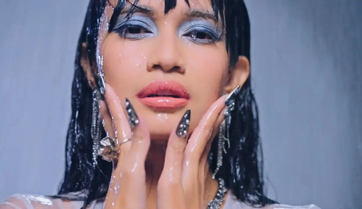 Dari segi musik dan visual, GAC tampil dengan penuh kesegaran. [YouTube GAC - Gamaliél Audrey Cantika]