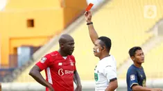 Pemain Persik Kediri, Onorionde Kughegbe mendaptkan kartu merah saat melawan Persela Lamongan dalam pertandingan Babak Penyisihan Grup C Piala Menpora 2021 di Stadion Si Jalak Harupat, Bandung. Rabu (7/4/2021). Persela Lamongan bermain imbang atas Persik Kediri 2-2. (Bola.com/Ikhwan Yanuar)