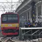 Penumpang KRL Commuter Line menunggu waktu pemberangkatan di Stasiun Jatinegara Jakarta, Minggu (4/8/2019). Listrik padam yang melanda Jakarta dan  sekitarnya mengakibatkan penumpang KRL Commuter Line telantar lantaran kereta berhenti beroperasi. (merdeka.com/Iqbal Nugroho)