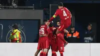 Para pemain Liverpool merayakan gol yang dicetak oleh Sadio Mane dalam laga kontra Villarreal di leg kedua semifinal Liga Champions di Estadio de la Cerámica, Rabu (4/5/2022) dini hari WIB. Liverpool menang 3-2 dalam laga ini dan lolos ke final Liga Champions dengan agregat 5-2. (Paul ELLIS / AFP)