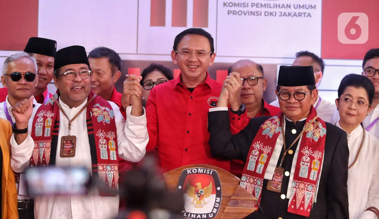 Mantan Gubernur DKI Jakarta, Basuki Tjahaja Purnama (tengah) ikut mengantar pasangan Pramono Anung-Rano Karno menjadi calon peserta Pilgub Jakarta 2024. (Liputan6.com/Angga Yuniar)