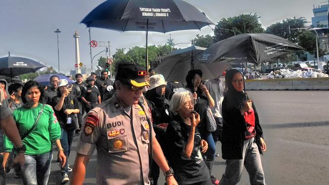 Aksi kamisan merupakan sebuah aksi damai untuk bertahan dalam berjuang membongkar fakta kebenaran, mencari keadilan, melawan lupa dan melawan impunitas. (Foto: Liputan6/Rizki Putra Aslendra)