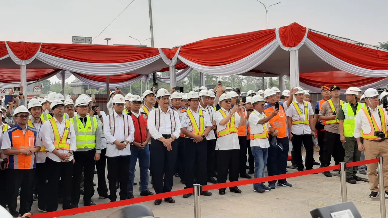 Menko Maritim dan Menhub tinjau proyek LRT Jabodebek