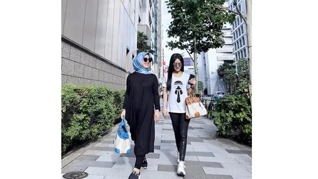 5 Gaya Syahrini dan Aisyahrani Saat Liburan di Luar Negeri, Kompak Banget