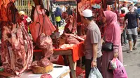 Pembeli memilih daging kerbau dan sapi yang dijual pedagang musiman di Pasar Ciledug, Tangerang, Rabu (13/6). Pada H-2 Idul Fitri, harga daging sapi mengalami kenaikan hingga mencapai Rp 140 ribu per kilogram. (Liputan6.com/Angga Yuniar)