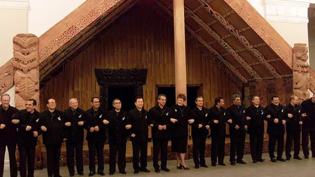 Penampakan Pakaian KTT APEC dari Masa Ke Masa