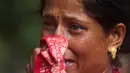 Seorang wanita menangis saat mencari kerabatnya yang hilang akibat banjir bandang di sepanjang Sungai Trishuli di distrik Nuwakot, Nepal, Rabu, 26 Agustus 2026. (Foto AP/Niranjan Shrestha)