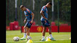 Manchester United akhirnya bisa mengamankan tanda tangan Antony sebelum bursa transfer musim panas ditutup. Antony yang dibutuhkan untuk menambah daya gedor MU pun langsung melakukan sesi latihan bersama pemain MU lainnya. (Twitter/@ManUtd)