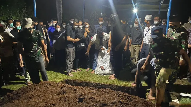 Jenazah Pilot Rimbun Air Dimakamkan di Taman Makam Auri.