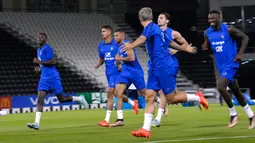 Pemain Prancis melakukan pemanasan saat sesi latihan di Stadion Jassim Bin Hamad, Doha, Qatar, 28 November 2022. Prancis akan melawan Tunisia di Piala Dunia pada 30 November 2022. (AP Photo/Christophe Ena)