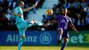 Striker Leganes, Nabil El Zhar, berebut bola dengan gelandang Barcelona, Andres Iniesta, pada laga La Liga Spanyol di Stadion Butarque, Leganes, Sabtu (18/11/2017). Leganes kalah 0-3 dari Barcelona. (AFP/Oscar Del Pozo)