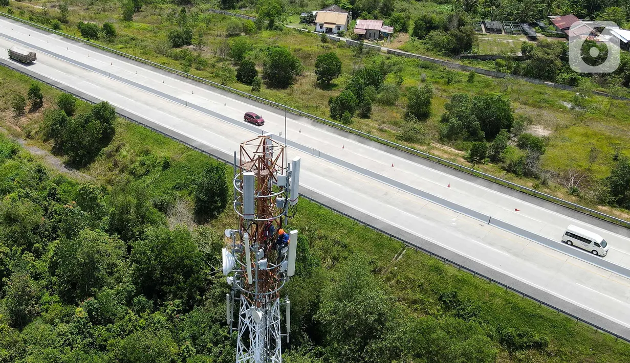 Foto udara teknisi melakukan pemeliharaan tower BTS 4G XL Axiata di Kuta Raya, Kayu Agung, Ogan Komering Ilir (OKI), Sumatera Selatan. Senin (13/3/2023). XL Axiata memastikan jaringan miliknya siap melayani kebutuhan pelanggan dan masyarakat selama Ramadhan hingga Hari Raya Idul Fitri 1444 Hijriah. (Liputan6.com/Herman Zakharia)