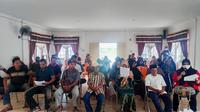 Petani sawit anggota Kopsa-M di Balai Desa Pangkalan Baru membuat surat terbuka meminta pihak di luar desa menghentikan isu kriminalisasi. (Liputan6.com/M Syukur)