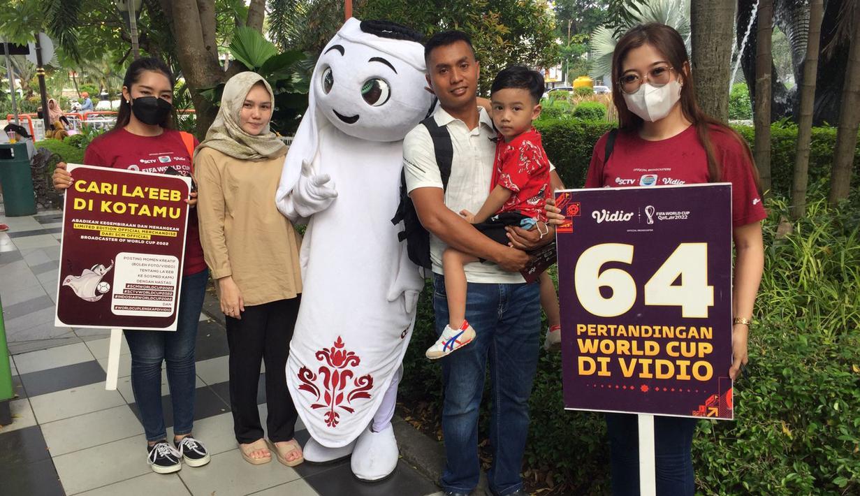 La'eeb berfoto bersama satu keluarga yang sedang berkunjung ke Kebun Binatang Surabaya (KBS). (Procomm Surya Citra Media)