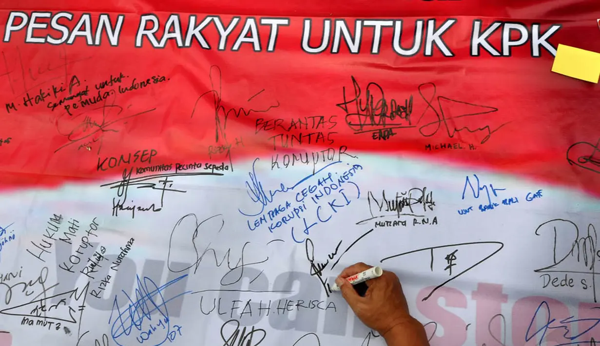 Dalam aksinya, mereka mengumpulkan satu juta tanda tangan tolak koruptor di Indonesia saat acara hari bebas kendaraan bermotor di Bundaran HI, Jakarta, Minggu (7/12/2014). (Liputan6.com/Miftahul Hayat)