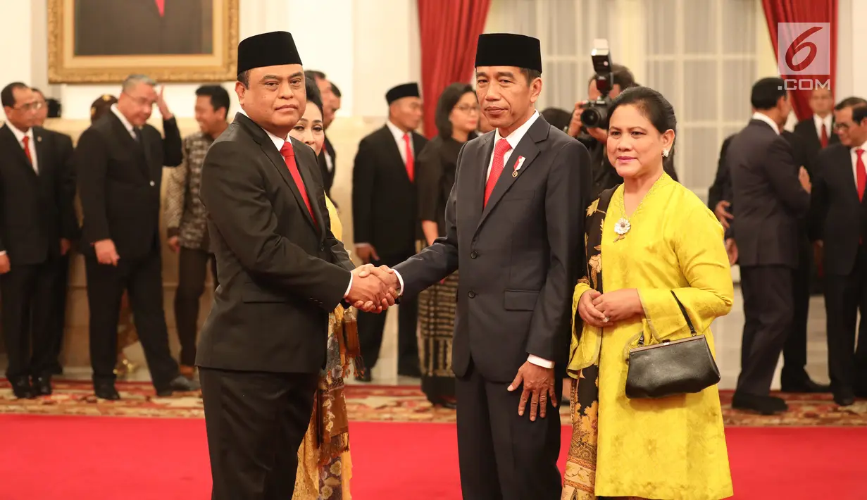 Presiden Joko Widodo atau Jokowi menyalami Komjen Syafruddin usai melantiknya sebagai Menteri Pendayagunaan Aparatur Negara dan Reformasi Birokrasi (PANRB) di Istana Negara, Jakarta, Rabu (15/8). Syafruddin menggantikan Asman Abnur. (Liputan6/HO/Pian)