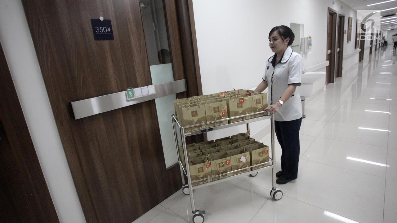 Sambut Imlek, RS Siloam Bagikan Jeruk Ke Pasien