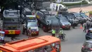 Sejumlah kendaraan taktis dipersiapkan pihak kepolisian di sekitar Bundaran Hotel Indonesia, Jakarta (20/5/2015). Penjagaan ini berkaitan dengan akan dilaksanakannya aksi ribuan mahasiswa di depan Istana Presiden. (Liputan6.com/Johan Tallo)