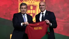 Pelatih asal Spanyol, Roberto Martinez resmi ditetapkan sebagai pelatih Timnas Portugal oleh Federasi Sepak Bola Portugal (FPF) pada Senin (9/1/2023) waktu setempat. Timnas Portugal sendiri sebelumnya telah menonaktifkan Fernando Santos dari kursi pelatih setelah kegagalan Portugal di ajang Piala Dunia 2022 lalu. Berikut daftar lima pelatih terakhir yang pernah membesut timnas berjuluk Seleccao ini. (AFP/Carlos Costa)