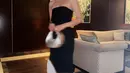 Sementara itu, Fita Anggriani tampil elegan kenakan strapless dress nuansa hitam-putih yang elegan.. [@fitaanggriani].
