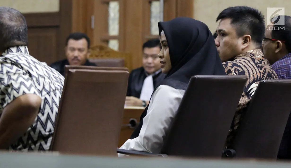 Terdakwa dugaan suap proyek sistem penyediaan air minum (SPAM) di Kementerian PUPR, Meina Woro Kustinah (kiri) saat menjalani sidang perdana di Pengadilan Tipikor, Jakarta, Rabu (15/5/2019). Sidang mendengar pembacaan dakwaan dari Jaksa KPK. (Liputan6.com/Helmi Fithriansyah)