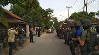 Tim Densus 88 Antiteror saat menggeleda rumah terduga teroris di Cirebon. Foto (Liputan6.com / Panji Prayitno)