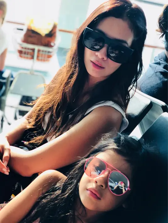 Marsha kerap menghabiskan waktu bersama putrinya di sela-sela kesibukannya sebagai aktris. Jizzy yang kini berusia enam tahun ini tumbuh menjadi anak cantik dan manis seperti sang ibunda. (Liputan6.com/IG/@marshatimothy)