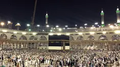 Umat muslim mengelilingi Kabah saat melakukan ibadah haji di Masjidil Haram, Mekah, Arab Saudi (28/8). Umat Muslim dari berbagai negara setiap tahunnya melaksanakan ibadah haji pada tanggal 8-12 Dzulhijjah. (AP Photo / Khalil Hamra)