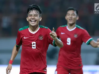 Pemain tengah Timnas Indonesia U-19, Witan Sulaeman (kiri) merayakan gol ke gawang Thailand U-19 pada laga persahabatan di Stadion Wibawa Mukti, Cikarang, Jawa Barat, Minggu (8/10). Indonesia menang 3-0. (Liputan6.com/Helmi Fithriansyah)