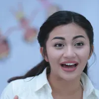 "Aku tipe orang yang lebih baik sendiri daripada sama orang yang kurang tepat. Daripada hubungannya nggak sehat aku mending sendiri," tambahnya. (Adrian Putra/Bintang.com)