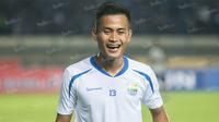 Bek Persib, Agung Pribadi, melakukan pemanasan jelang laga Torabika Soccer Championship 2016 melawan Sriwijaya FC di Stadion Si Jalak Harupat, Bandung, Sabtu (30/4/2016). (Bola.com/Vitalis Yogi Trisna)