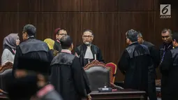 Ketua Tim Hukum Prabowo-Sandiaga, Bambang Widjojanto berbincang usai putusan MK di Gedung MK, Jakarta, Kamis (27/6/2019). MK menolak seluruh gugatan hasil Pilpres 2019 yang diajukan Prabowo Subianto-Sandiaga Uno yang disepakati sembilan hakim konstitusi. (Liputan6.com/Faizal Fanani)