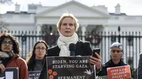 Aktris dan aktivis AS Cynthia Nixon, bergabung dengan legislator dan aktivis negara bagian, melancarkan mogok makan yang menyerukan gencatan senjata permanen di Gaza, di depan Gedung Putih di Washington, DC, pada 27 November 2023. (JIM WATSON / AFP)