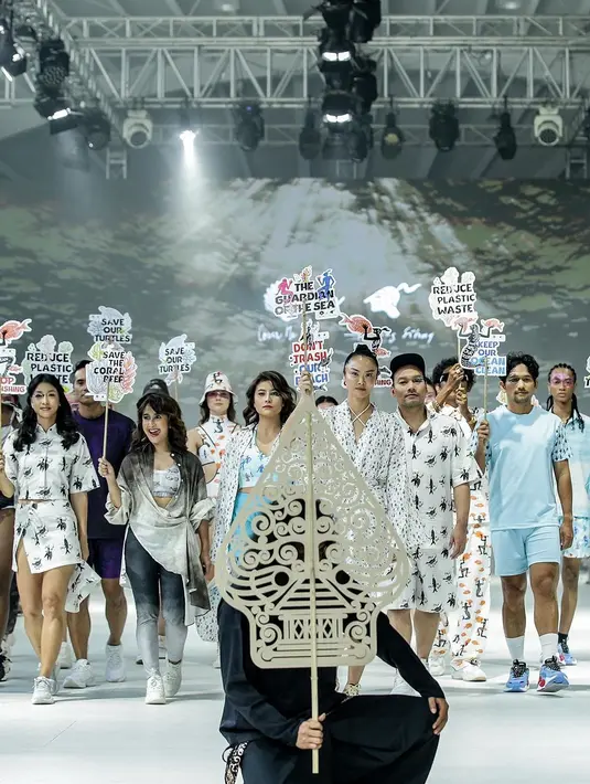 Lalu ada juga Widi Mulia yang membawakan koleksi Cover Me Not bernuansa abu-abu tua. [Foto: Instagram/jfwofficial]