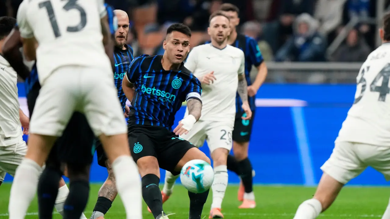 Aksi Lautaro Martinez saat mencetak gol di laga Inter Milan vs Lazio di giornata 11 Serie A 2025/2026 di Giuseppe Meazza, Senin (10/11/2025) dini hari WIB. (AP Photo/Luca Bruno)